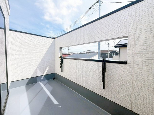【バルコニー】 | 高崎市下小鳥町　新築住宅 | ゆとりあるバルコニーは机やイスを並べて開放的な空間としても使用できそうですね！
お洗濯はもちろん読書やベランピングなど新居での夢が広がるバルコニーです！