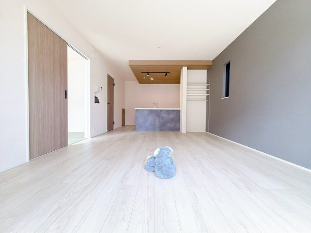 【居間・リビング】 | 高崎市下小鳥町　新築住宅 | 気がづけば家族が集まって楽しい会話と食事が始まる。皆で笑って過ごす幸せ溢れるリビング。