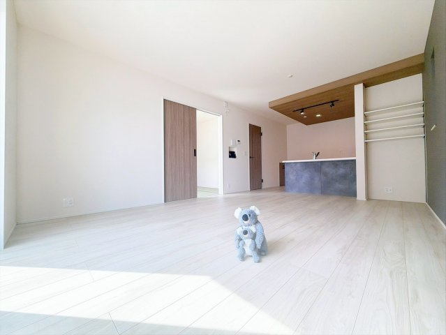 【居間・リビング】 | 高崎市下小鳥町　新築住宅 | 窓からのあたたかい光をあびながらの朝食。今日も一日がんばれそう！と思えるリビング。