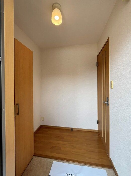 リースランド今　A棟の玄関