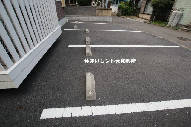 リバティヒル東林間の駐車場