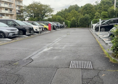 【駐車場】 | レクセル多摩センターマークレジデンス | 敷地内に設置された駐車場スペースです。車のお持ち込みをお考えの方は空き状況や利用条件等を事前にご確認ください。前面道路の交通量も少なめの静かな住宅地に立地しており、車出しもスムーズに行えます。