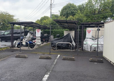 【駐輪場】 | レクセル多摩センターマークレジデンス | 敷地内に屋根付きの駐輪場が用意されています。自転車をお持ちの方も安心して保管可能です。空き状況については事前にお気軽にお問い合わせください。近隣へのちょっとしたお買い物や移動にとても便利です。
