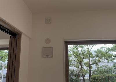 【冷暖房・空調設備】 | レクセル多摩センターマークレジデンス | 通風良好な角住戸で自然の風が心地よく吹き抜ける住空間です。2026年9月の全室リフォームにより快適性が向上。気密性の高いRC造のため、年間を通してエアコンの冷暖房効率が良く快適に過ごしていただけます。