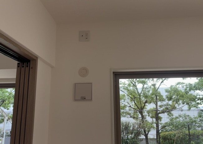 【冷暖房・空調設備】 | レクセル多摩センターマークレジデンス | 通風良好な角住戸で自然の風が心地よく吹き抜ける住空間です。2026年9月の全室リフォームにより快適性が向上。気密性の高いRC造のため、年間を通してエアコンの冷暖房効率が良く快適に過ごしていただけます。