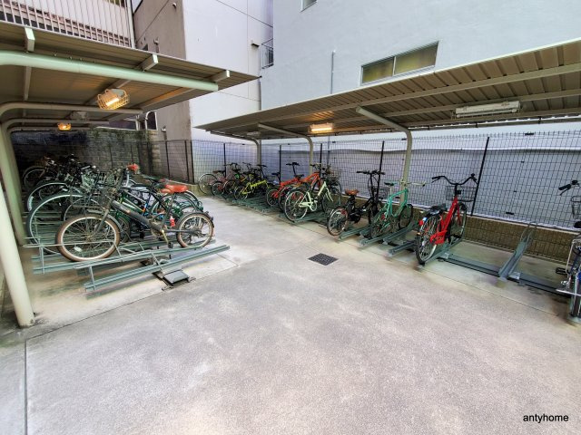 プレサンス立売堀アーバンスタイル　仲介手数料無料の駐車場