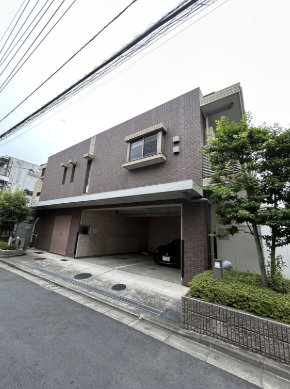 メゾンカルム西新宿の駐車場