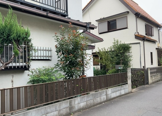 【外観】 | 家を建てる場合、方位は要チェックです。現実的に日当たりのよい家ならばリビングは南側、建築基準法でも北側に当たる家への配慮は求められています。土地を見学に行く際は、方位磁針を持って行くようにしましょう。