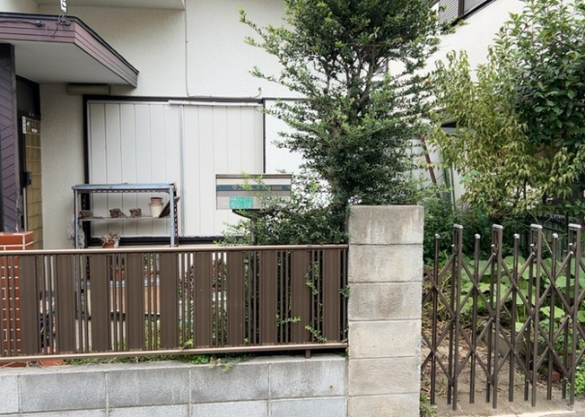 【外観】 | 土地の前の道路に消火栓が設置されていることがあります。この場合、道路交通法第45条第1項により、駐車禁止の場所が指定されています。そのため、車庫などの駐車スペースをつくることができない場合があります。