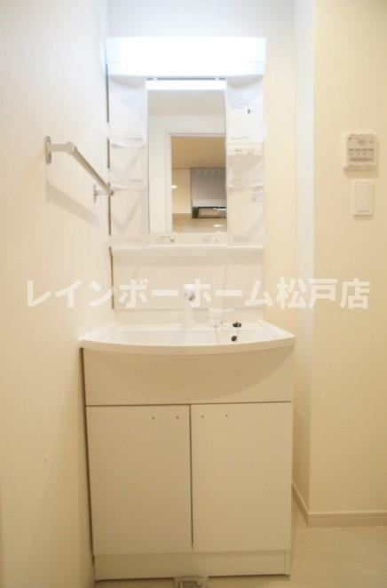 仲介手数料（賃料の1.10ヵ月）の50％OFF対象物件！の洗面所|ゆったりとスペースのある洗面所