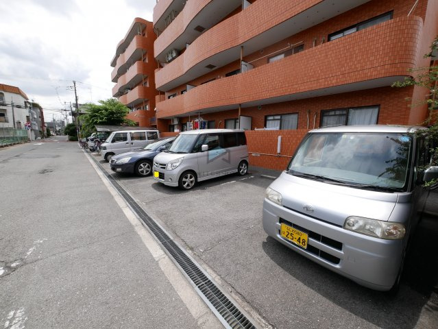 【駐車場】 | ブルースカイ | 車をお持ちの方に嬉しい駐車場付きの物件です
