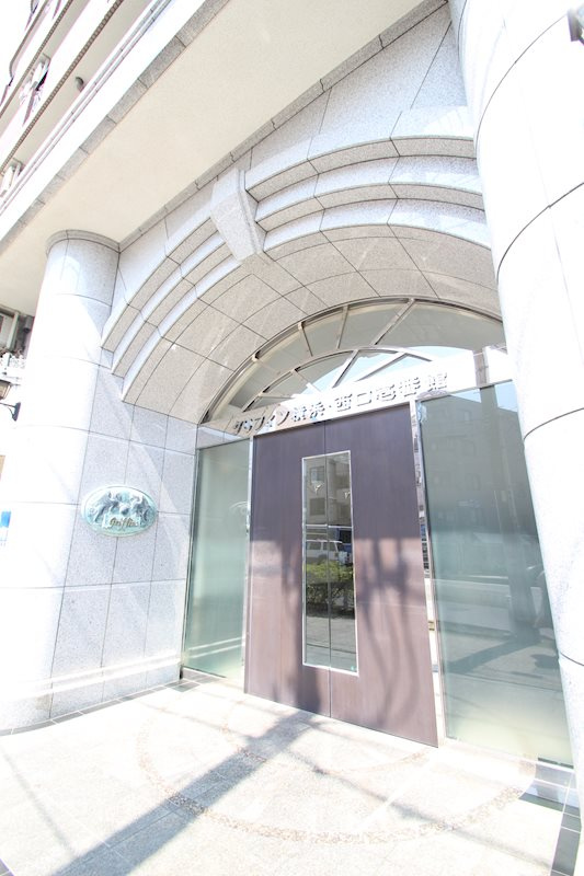横浜市西区浅間町１丁目の賃貸マンションのエントランス