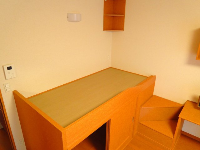 レオパレスルーチェⅡの寝室|ベッドの上にも照明があります。