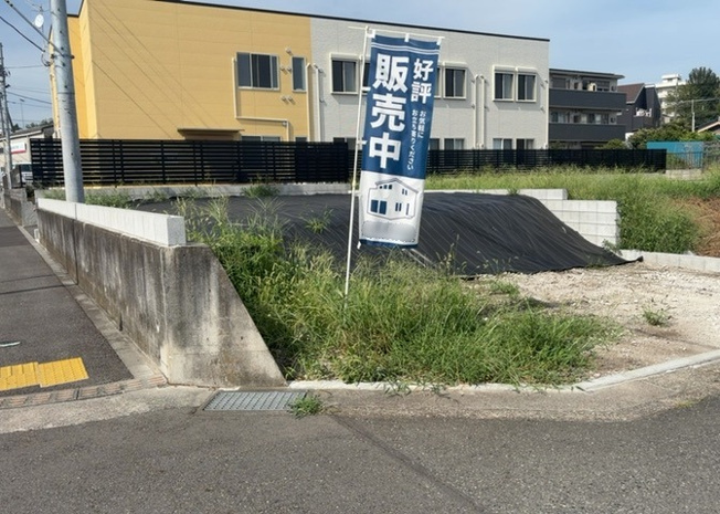 【外観】 | 土地の形が極端に長細かったり、狭小地、あるいは道路との高低差がある傾斜地だった場合、後々売ろうとしても買い手がつかない場合もあります。後々、売却することになった時に価値の下がらない土地を選びましょう。