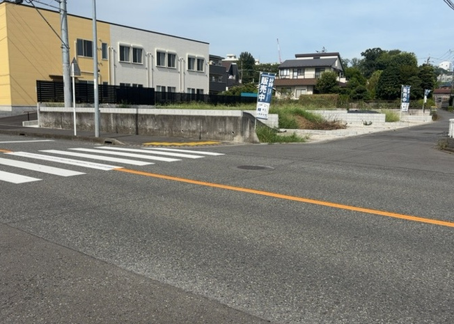 【外観】 | 家を建てる場合、方位は要チェックです。現実的に日当たりのよい家ならばリビングは南側、建築基準法でも北側に当たる家への配慮は求められています。土地を見学に行く際は、方位磁針を持って行くようにしましょう。