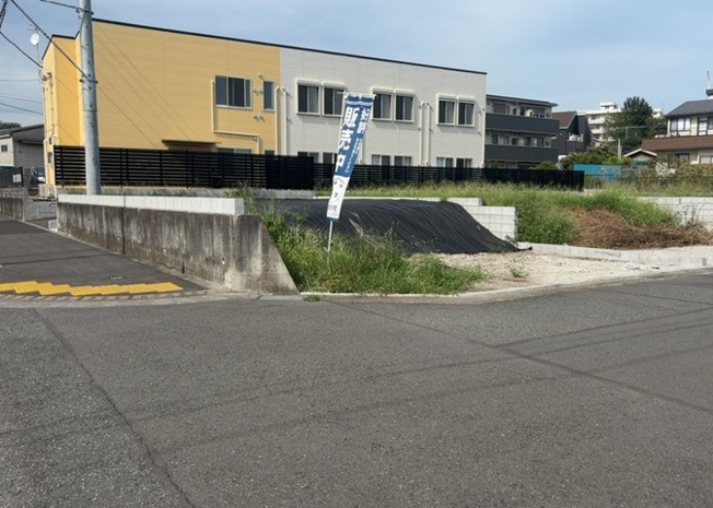 【外観】 | 土地を買う際、住む地域の自治体や福祉の補助制度にも注目してみましょう。子供や老人の医療補助やゴミ出しのルールなど、自治体によってルールに大きな違いがあるため、暮らしやすい土地で判断するとよいでしょう。