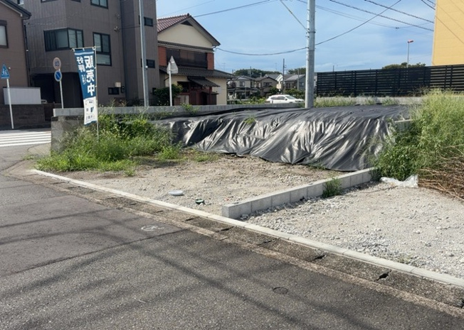 【外観】 | 現地に行くなら、物件の周囲の地形がどうなっているかを見ることも大切です。周辺より低くなっている土地では、大雨などで水が集まりやすいため、地盤が弱くなっているということも考えられるため、注意が必要です。