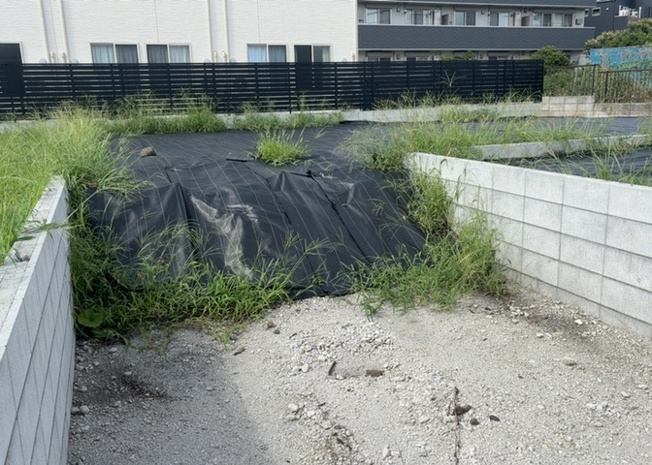 【外観】 | 土地の形が極端に長細かったり、狭小地、あるいは道路との高低差がある傾斜地だった場合、後々売ろうとしても買い手がつかない場合もあります。後々、売却することになった時に価値の下がらない土地を選びましょう。
