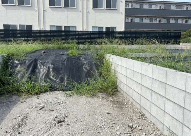 【外観】 | 現地に行くなら、物件の周囲の地形がどうなっているかを見ることも大切です。周辺より低くなっている土地では、大雨などで水が集まりやすいため、地盤が弱くなっているということも考えられるため、注意が必要です。