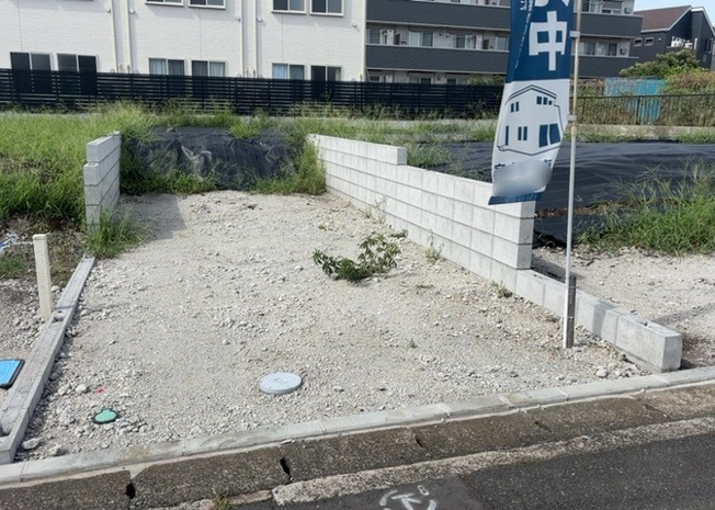 【外観】 | 隣家の土地はどうなっているのか、生活利便施設が近くにあるのか、学校まで近いかなど、お客様のライフスタイルにあわせたイメージが重要です。また、近くにあると困る施設が近くにないかも確認するといいでしょう。