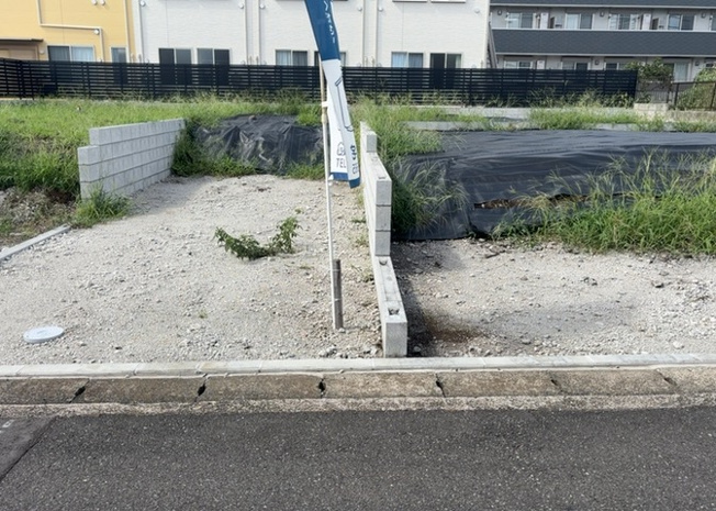 【外観】 | 土地購入を検討されている場合、境界杭がない状態で購入してしまうと境界確定測量をする必要があり、費用がかかります。購入の前に、売主、隣土地所有者立ち合いのもと境界を確定し境界杭を設置するのがベストです。