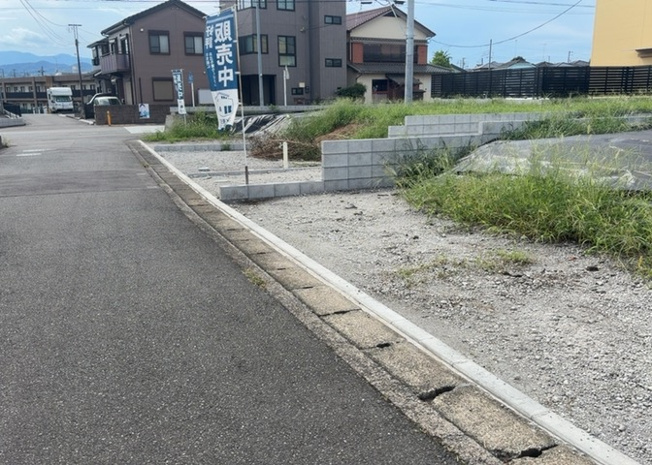 【外観】 | 家を建てる前提で土地を探している場合、地盤の丈夫さは譲れない条件の一つです。地盤が脆弱だと追加工事が必要となります。また、過去に地盤沈下や液状化現象を起こした土地は、できるだけ避けた方がいいでしょう。