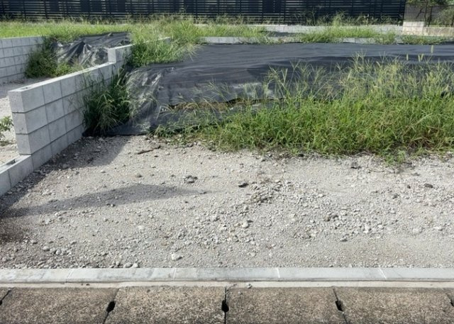 【外観】 | 土地の形が極端に長細かったり、狭小地、あるいは道路との高低差がある傾斜地だった場合、後々売ろうとしても買い手がつかない場合もあります。後々、売却することになった時に価値の下がらない土地を選びましょう。