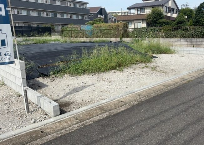 【外観】 | 家を建てる場合、方位は要チェックです。現実的に日当たりのよい家ならばリビングは南側、建築基準法でも北側に当たる家への配慮は求められています。土地を見学に行く際は、方位磁針を持って行くようにしましょう。