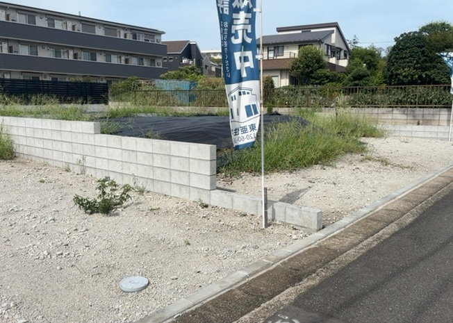 【外観】 | 土地を買う際、住む地域の自治体や福祉の補助制度にも注目してみましょう。子供や老人の医療補助やゴミ出しのルールなど、自治体によってルールに大きな違いがあるため、暮らしやすい土地で判断するとよいでしょう。