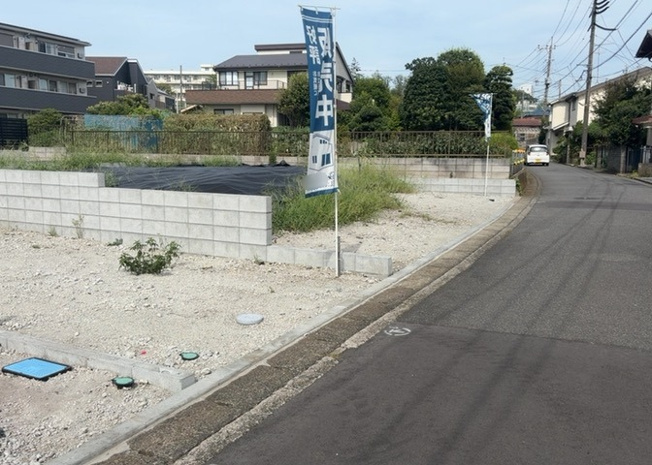 【外観】 | 土地の前の道路に消火栓が設置されていることがあります。この場合、道路交通法第45条第1項により、駐車禁止の場所が指定されています。そのため、車庫などの駐車スペースをつくることができない場合があります。