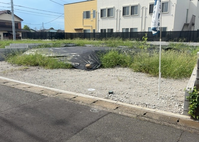 【外観】 | 現地に行くなら、物件の周囲の地形がどうなっているかを見ることも大切です。周辺より低くなっている土地では、大雨などで水が集まりやすいため、地盤が弱くなっているということも考えられるため、注意が必要です。