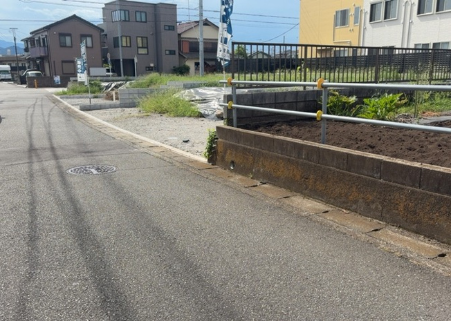 【外観】 | 隣家の土地はどうなっているのか、生活利便施設が近くにあるのか、学校まで近いかなど、お客様のライフスタイルにあわせたイメージが重要です。また、近くにあると困る施設が近くにないかも確認するといいでしょう。