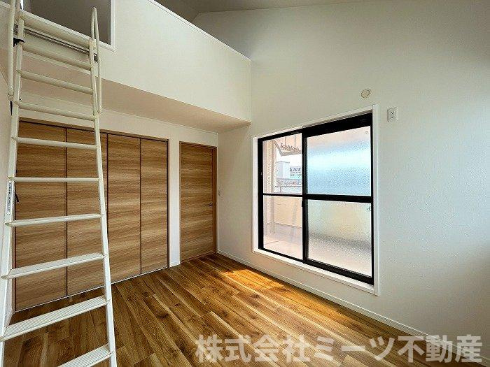 稲田新町3丁目　中古戸建の洋室|２面採光で陽当たり通風良好です♪