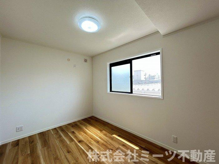 稲田新町3丁目　中古戸建の子供部屋|南側5.7帖の洋室