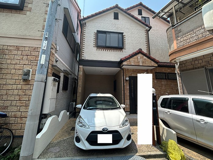 稲田新町3丁目　中古戸建の外観|前面道路約5.7mで駐車も楽々♪