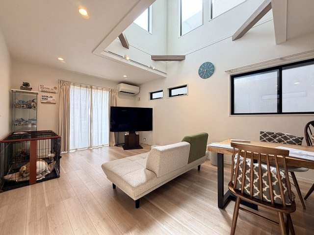 【居間・リビング】 | 和光市南1丁目　中古一戸建住宅（成増店） | 【販売現地／LDK19.6帖】
一年中快適な室内環境を保つ「硬質発泡ウレタンフォーム断熱材」

隙間なく密着施工することで外気の影響や隙間風を防ぎ、年中快適な室温をキープ。