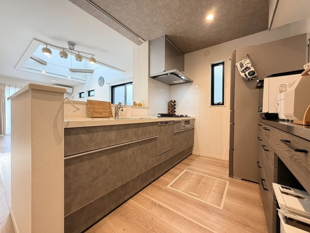 【キッチン】 | 和光市南1丁目　中古一戸建住宅（成増店） | 【販売現地／キッチン】
暮らしにゆとりをもたらす充実キッチン
　
食洗機や浄水器を標準装備。
デザイン性と機能性を兼ね備えたキッチンが、毎日の調理を快適にし、家族との時間をより豊かに演出します。