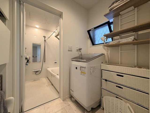 【独立洗面台】 | 和光市南1丁目　中古一戸建住宅（成増店） | 【販売現地／脱衣室】
タオルや着替えをサッと取り出せる「壁厚収納」×広々脱衣室

衣装ケースやおむつ交換台なども無理なく置けるゆったり設計で、小さなお子様のお世話や入浴後の保湿ケアも快適です。
