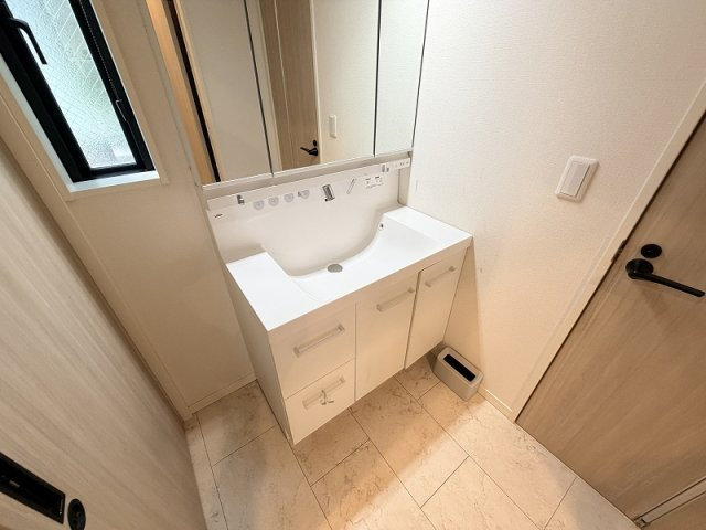 【独立洗面台】 | 和光市南1丁目　中古一戸建住宅（成増店） | 【販売現地／洗面室】
家族の入浴時でも使いやすく、朝の混雑も解消するスマート配置

プライベートな脱衣室を見せることなく、来客時の手洗いもスムーズにご案内できます。