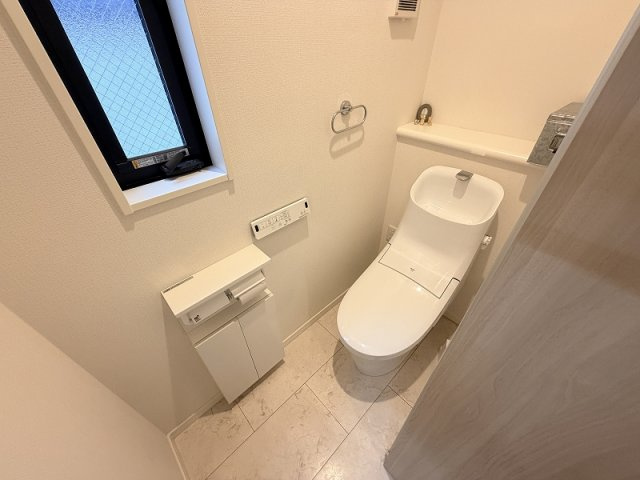 【トイレ】 | 和光市南1丁目　中古一戸建住宅（成増店） | 【販売現地／トイレ】
汚れが付きにくく綺麗が続く「アクアセラミック」

サッと拭くだけの「フチレス形状」で、面倒なトイレ掃除の負担を大幅カット。
手軽なお手入れで、いつでも気持ちの良い清潔空間を保