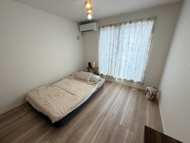 【寝室】 | 和光市南1丁目　中古一戸建住宅（成増店） | 心地よい光と風が舞い込む、バルコニー直結の2階洋室

バルコニーに面した設計で、毎朝爽やかな日差しを感じられる明るい主寝室。
お布団や洗濯物をサッと干せる便利な家事動線です。