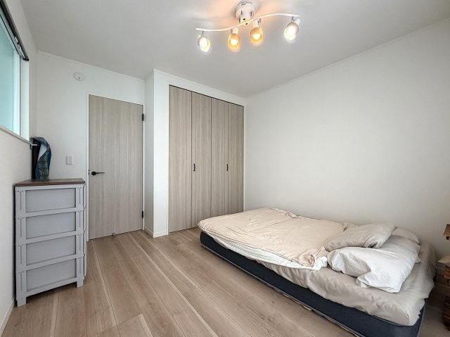 【寝室】 | 和光市南1丁目　中古一戸建住宅（成増店） | 【販売現地／洋室6.6帖】
吹き抜けでリビングと心地よくつながる2階洋室

スクリーンパーテーションを開ければ、リビングから家族の声が届き、一体感が生まれます。
閉めれば仕事や勉強にも集中できます。