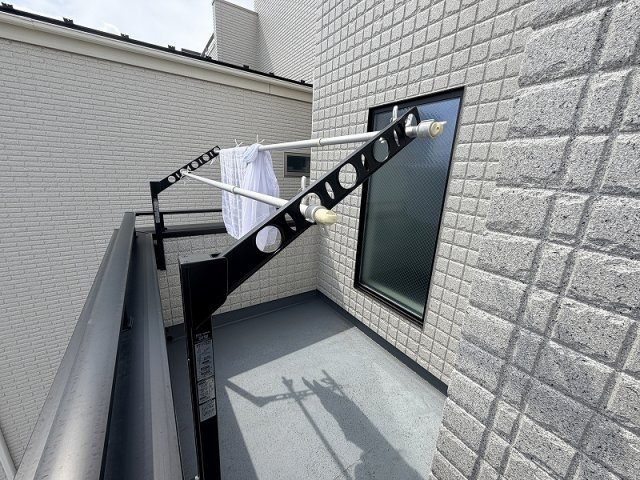 【バルコニー】 | 和光市南1丁目　中古一戸建住宅（成増店） | 【販売現地／2階バルコニー】
干すのも取り込むのも快適な物干スペース

奥行きに余裕があるため、作業中も狭さを感じにくく、家族全員分の洗濯物や大きな布団も余裕をもって干せます。
