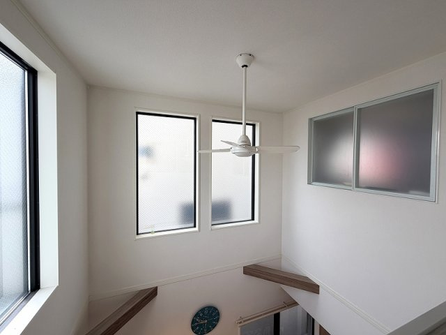 【内装】 | 和光市南1丁目　中古一戸建住宅（成増店） | 【販売現地／吹抜】
冷暖房効率アップや結露の抑制にも貢献する「アルミ樹脂複合サッシ×Low-E複層ガラス」

外側は耐久性に優れたアルミ、内側は熱を伝えにくい樹脂を採用した高断熱仕様。