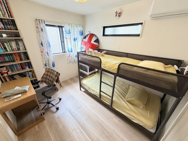 【洋室】 | 和光市南1丁目　中古一戸建住宅（成増店） | 【販売現地／洋室5.3帖】
朝から夕方まで光あふれる「南東×南西」二面採光の2階洋室

1日を通して陽当り・通風良好な角部屋仕様。
湿気がこもりにくい室内環境が保てるため、寝室や子供部屋にもピッタリ。