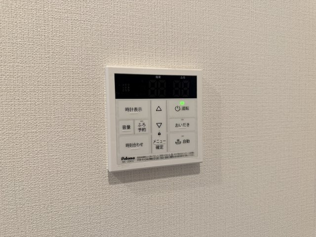 【発電・温水設備】 | 和光市南1丁目　中古一戸建住宅（成増店） | 【販売現地／給湯リモコン】
高効率給湯器「エコジョーズ」

今まで捨てられていた排気熱を有効再利用。
効率良くお湯を沸かしてガス消費量を抑え、毎月の光熱費をしっかりと削減します。