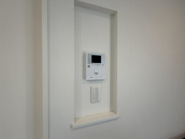 【防犯設備】 | 和光市南1丁目　中古一戸建住宅（成増店） | 【販売現地／インターホン】
夜間も安心＆防犯性を高める「LEDライト・自動録画機能付きドアホン」

持ち運びできる子機付きで、2階や作業中のキッチンからでもスムーズに応対できます。