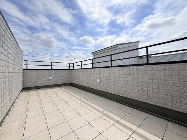 【バルコニー】 | 和光市南1丁目　中古一戸建住宅（成増店） | 【販売現地／屋上そらいろ空間】
定期的なメンテナンスを必要としない金属防水工法「スカイプロムナードECO」

日射反射率が高く、通常のスカイプロムナードよりも高水準の温度抑制効果があります。