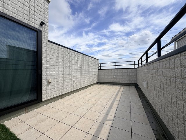 【バルコニー】 | 和光市南1丁目　中古一戸建住宅（成増店） | 【販売現地／屋上そらいろ空間】
愉しみ方が無限に広がるプライベート空間

防水コンセントや照明も備え、ホットプレートを使った食事や夜のライトアップなど、楽しみ方が広がります。