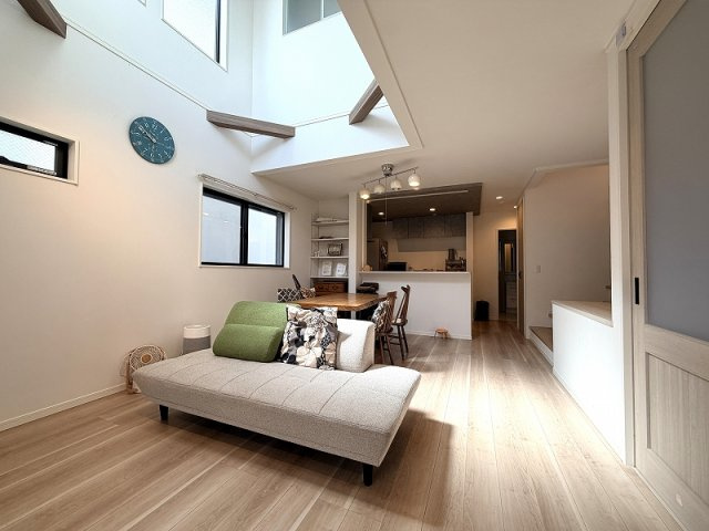 【居間・リビング】 | 和光市南1丁目　中古一戸建住宅（成増店） | 19.6帖の広々LDK＋3.0帖のスキップフロアが生み出す立体空間

趣味の拠点など、家族のぬくもりを感じながら多目的に活躍します。
勉強やパソコン作業に便利なスタディカウンター付き。